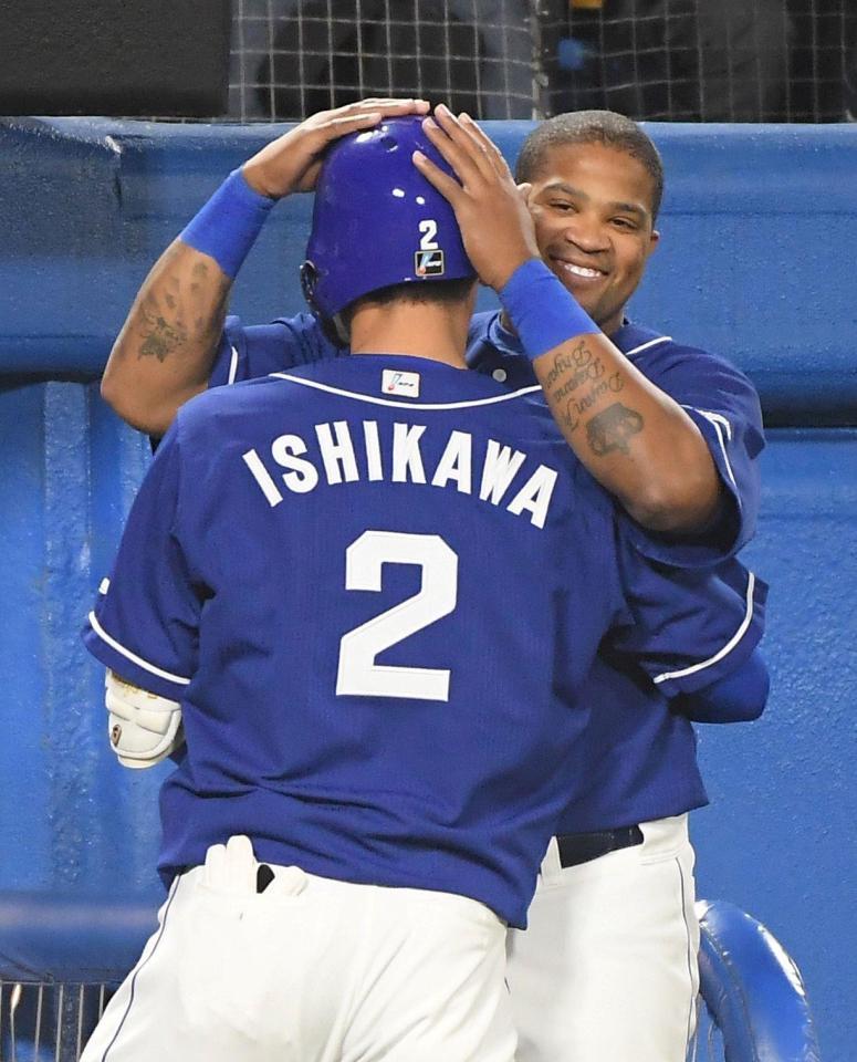 ６回中日無死、左越えソロを放った石川昂弥を抱きしめる中日・ビシエド＝神宮球場（撮影・伊藤笙子）