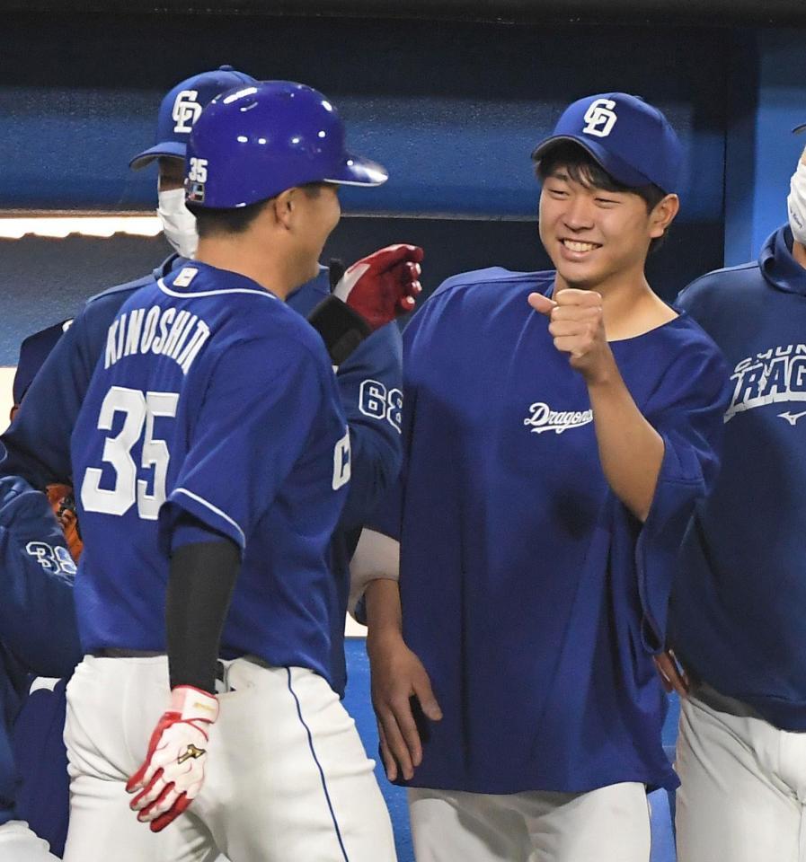 　８回、３ランを放った木下（左）を出迎える高橋宏（撮影・伊藤笙子）