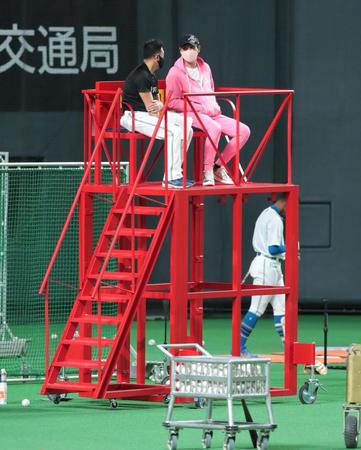 赤いＢＩＧＢＯＳＳ　ＳＴＡＧＥに座る新庄ビッグボス（右）＝撮影・中島達哉