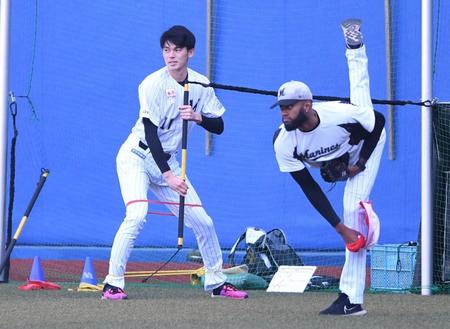 　外野でトレーニングに励む佐々木朗。右はゲレーロ（撮影・開出牧）
