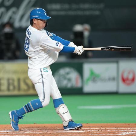 ３回１死一塁、プロ初安打放った日本ハム・上野響平＝札幌ドーム（撮影・中島達哉）