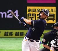 　６回、右越えに２ランを放つバレラ