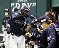 　６回に２ランを放ちベンチ前でナインの出迎えを受けるバレラ