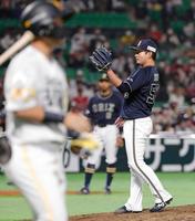 　６回、中村晃（手前）に同点の押し出し四球を与えた小木田