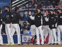 　オリックスに圧勝しナインとタッチを交わすロッテ・井口監督（撮影・開出牧）