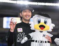 　ウイニングボールを手に会心の笑みを浮かべるロッテ・石川（撮影・開出牧）