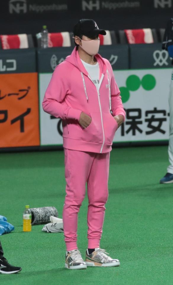 早出練習に全身ピンクの服装で登場した新庄ビッグボス（撮影・中島達哉）