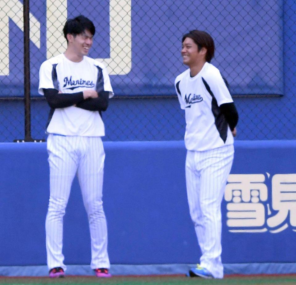 　練習の合間に佐々木朗（左）と談笑する佐々木千（撮影・開出牧）