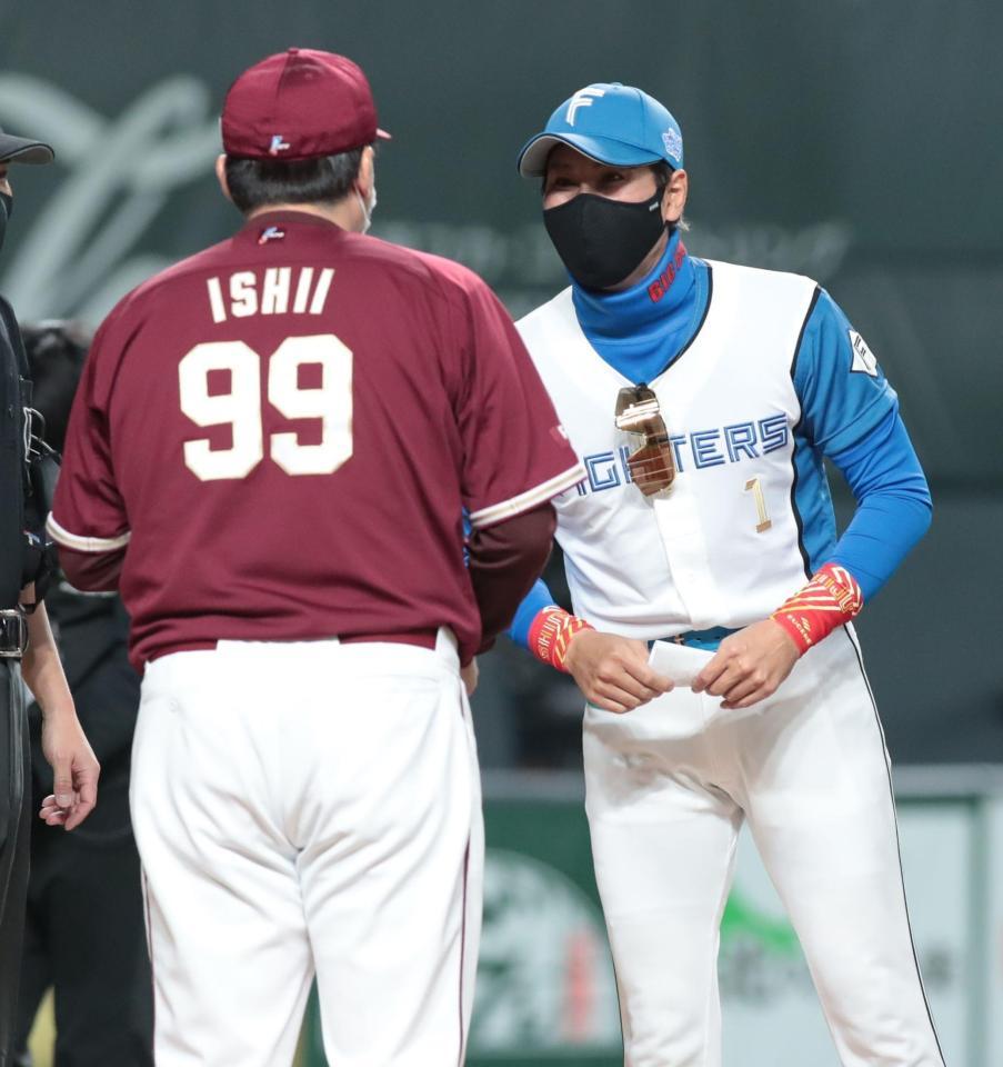 　石井監督（左）とメンバー表を交換する新庄ビッグボス（右）＝撮影・中島達哉