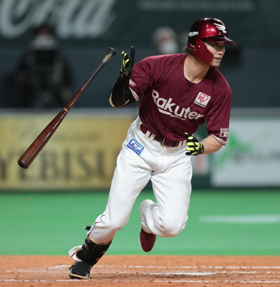 　４回、２点右前適時打を放った楽天・西川（撮影・中島達哉）