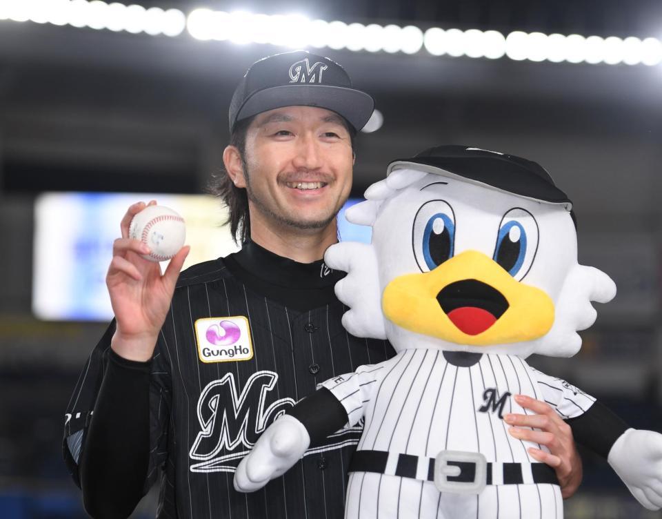 　ウイニングボールを手に会心の笑みを浮かべるロッテ・石川（撮影・開出牧）