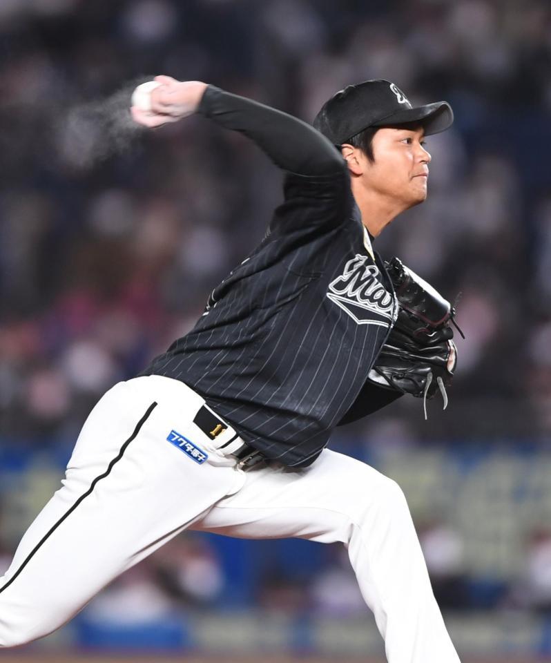 　９回から登板しランナーを出しながらも無失点に抑えたロッテ・佐々木千（撮影・開出牧）