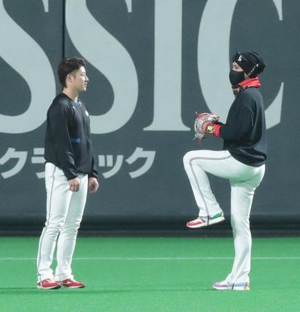 吉田（左）と話す新庄ビッグボス（撮影・中島達哉）