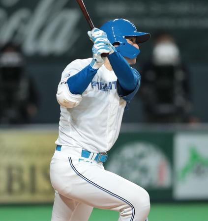 　８回、代打・清宮が適時二塁打を放つ（撮影・中島達哉）