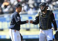 　３回、安田を三振に仕留め若月（右）とグータッチを交わす山本（撮影・開出牧）