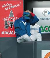 　７回、マルモレホスに適時打を打たれ、頭を抱える新庄ビッグボス（撮影・中島達哉）