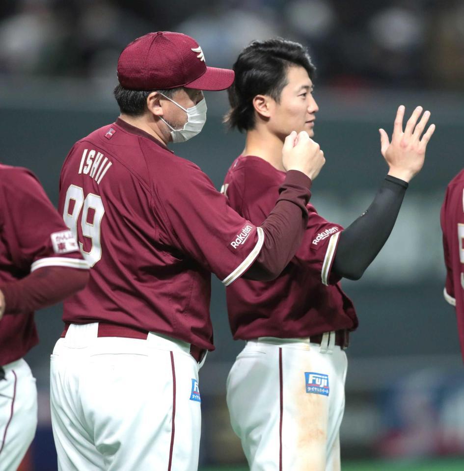 　試合後、石井監督（左）とともにナインを迎える西川