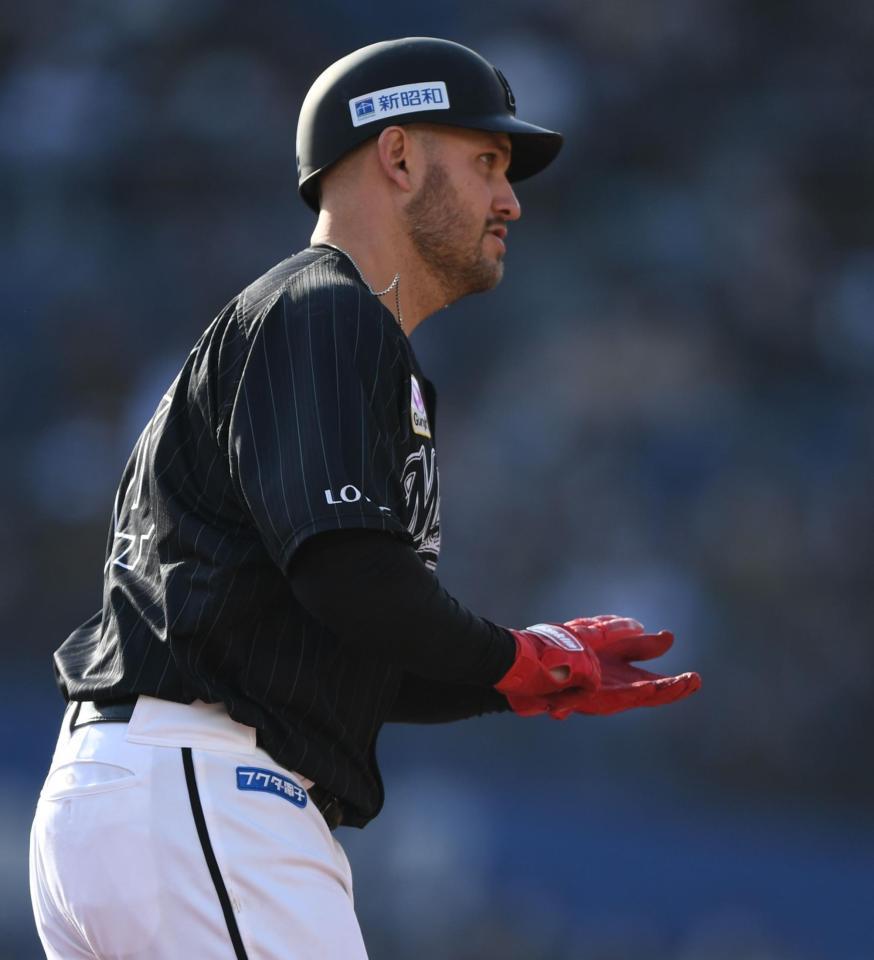 　７回、左越えソロを放ち寿司ポーズを決めるレアード。ＮＰＢ通算２００号本塁打を達成した（撮影・開出牧）