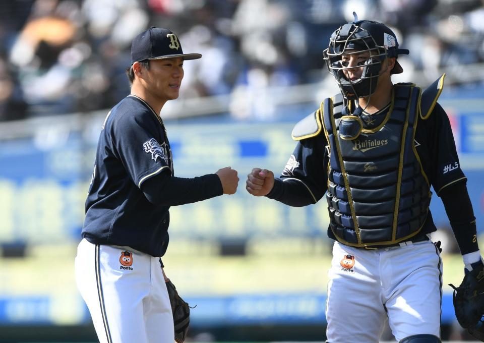 　３回、安田を三振に仕留め若月（右）とグータッチを交わす山本（撮影・開出牧）