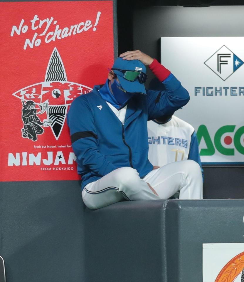 　７回、マルモレホスに適時打を打たれ、頭を抱える新庄ビッグボス（撮影・中島達哉）