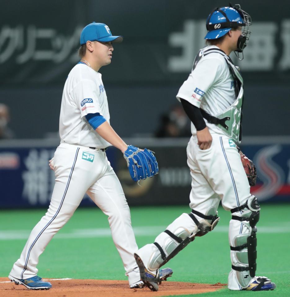 　３回だけで４失点した河野（左）＝撮影・中島達哉