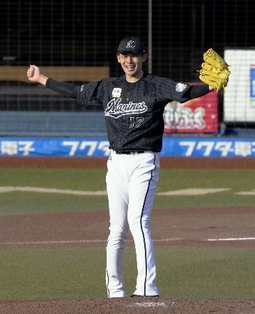 　オリックス３回戦で史上１６人目の完全試合を達成したロッテ・佐々木朗希投手。１３者連続奪三振のプロ野球新記録も樹立した＝１０日、ＺＯＺＯマリンスタジアム