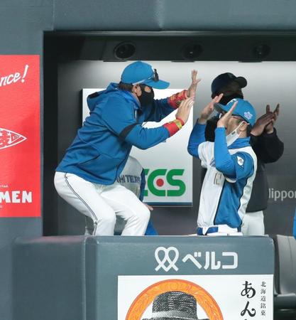 　サヨナラ勝利に喜ぶ新庄ビッグボス（左）＝撮影・中島達哉