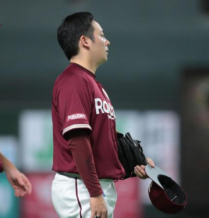 　１０回、近藤にサヨナラ打を打たれ、がっくりする松井裕（撮影・中島達哉）