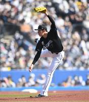 　４回、吉田正を三振に仕留め10者連続奪三振の佐々木朗（撮影・開出牧）