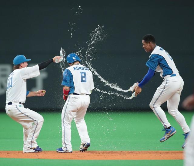 【写真】近藤の背後から迫る日本ハムナイン　焦るほどの早さでグラウンドへ