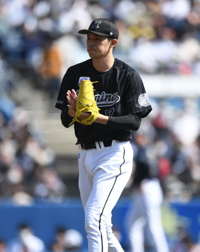 　１回、吉田正を三振に仕留めグラブをたたく佐々木朗（撮影・開出牧）