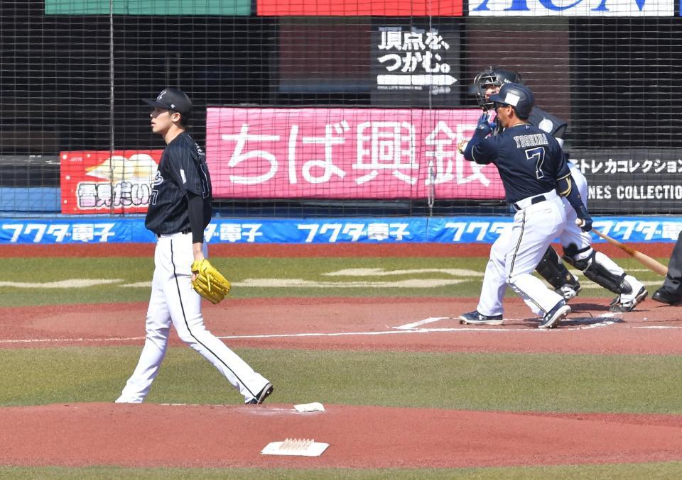 　１回、吉田正を空振り三振に仕留めた佐々木朗（撮影・出月俊成）