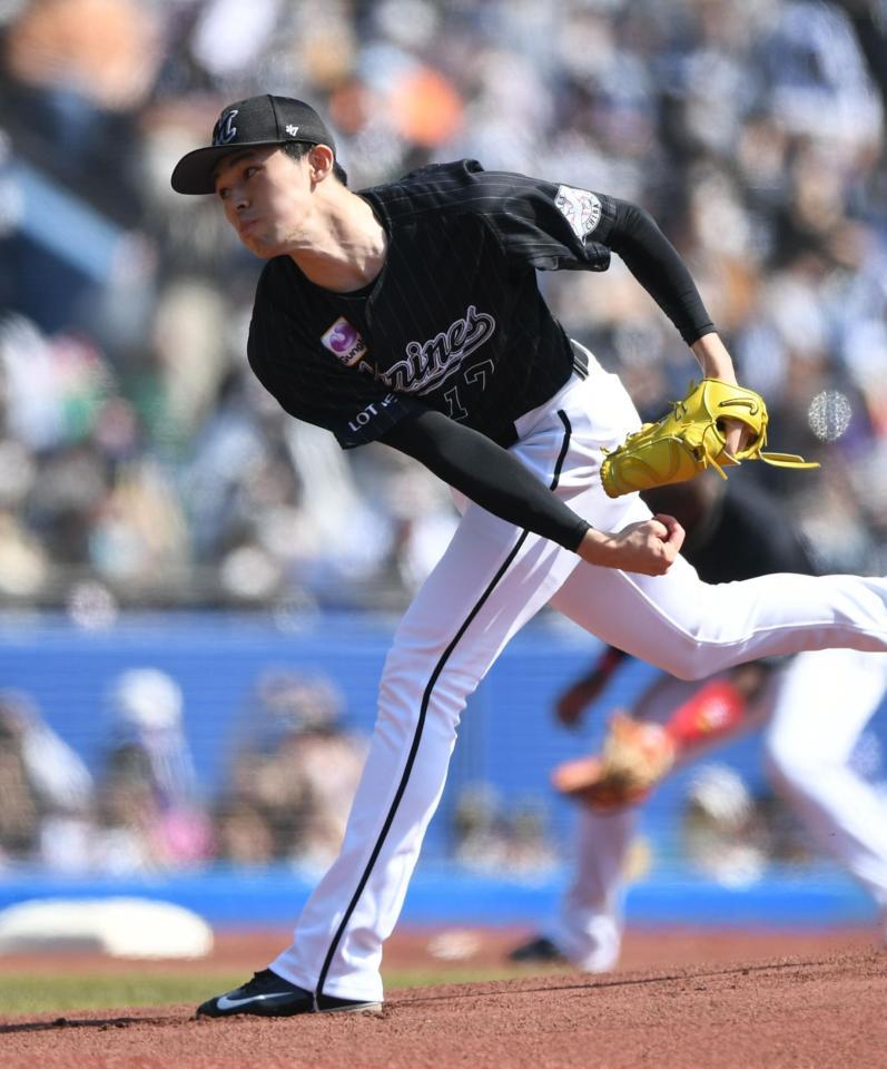 　力投する佐々木朗（撮影・開出牧）