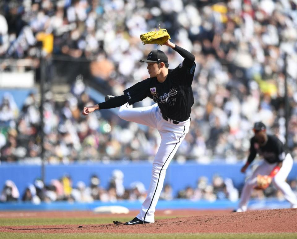 ５回、西村を三振に仕留め１３者連続奪三振の佐々木朗（撮影・開出牧）