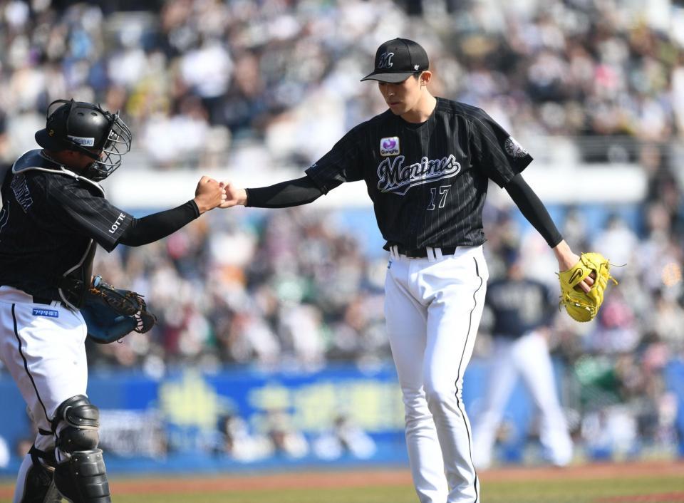 　４回、吉田正を三振に仕留め１０者連続奪三振を奪い松川（左）とグータッチを交わす佐々木朗（撮影・開出牧）