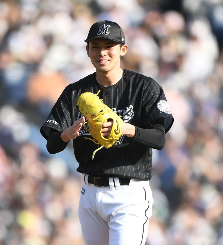 　７回、吉田正を３打席連続三振に仕留め会心の笑みを浮かべグラブをたたく佐々木朗（撮影・開出牧）