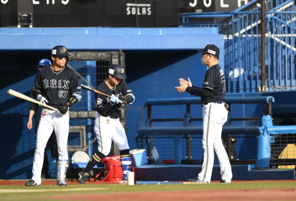 　９回、代打に送る中川圭（左手前）と山足（中央）を激励する中嶋監督（撮影・開出牧）