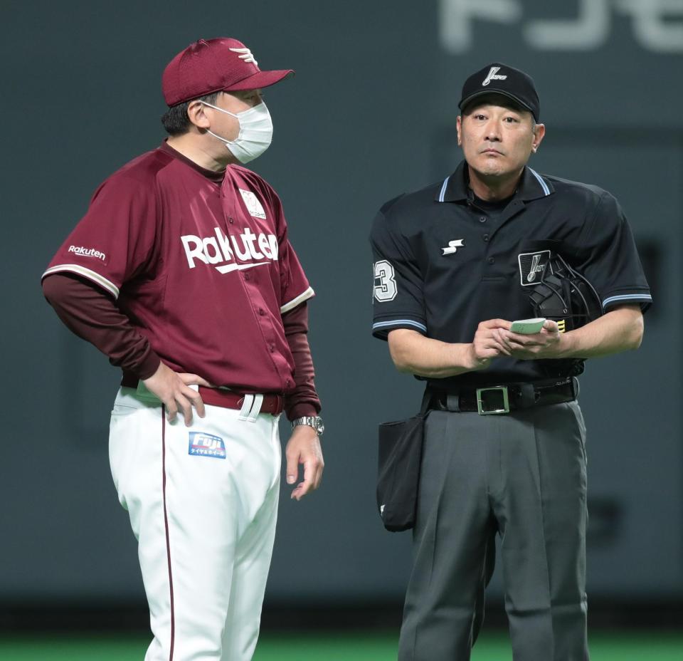 　７回、選手交代を告げる石井監督（左）＝撮影・中島達哉