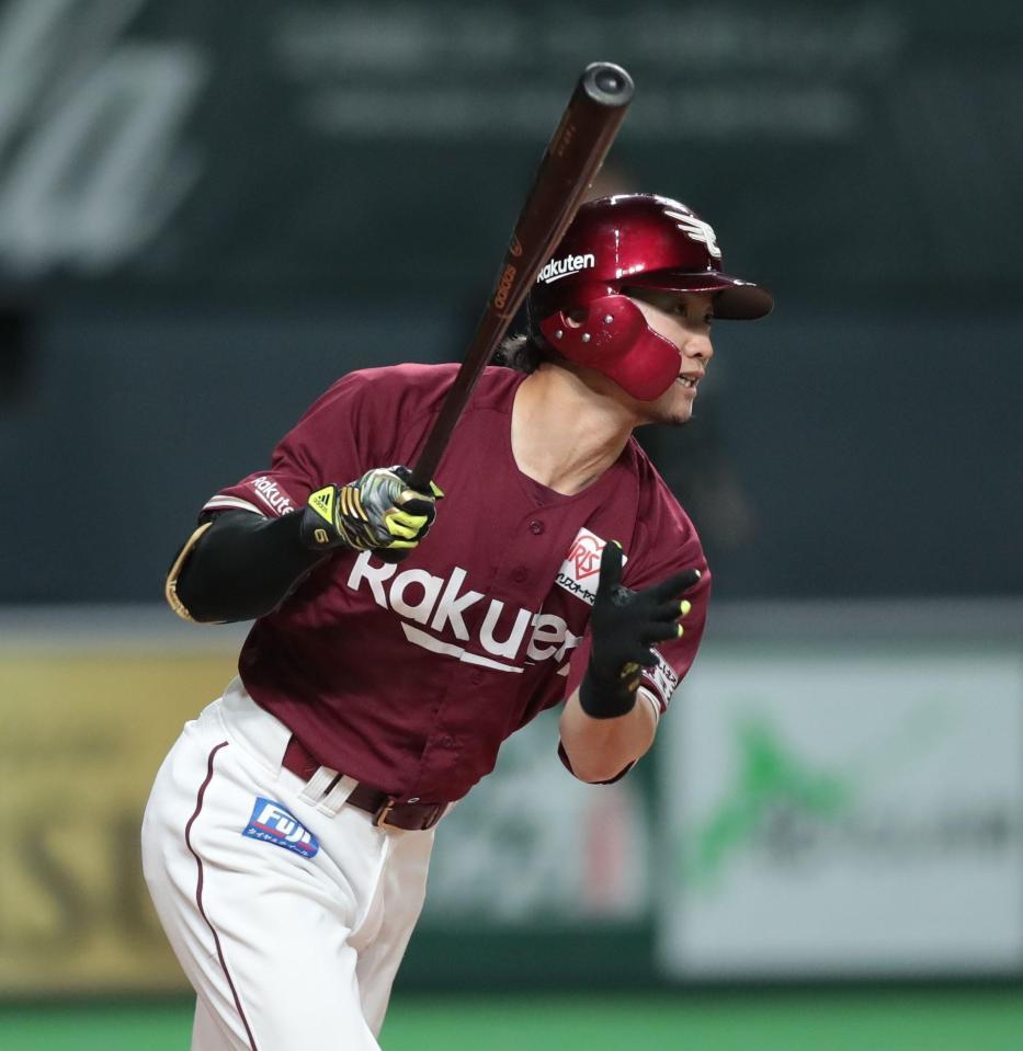 　７回、同点の２点適時二塁打を放つ西川（撮影・中島達哉）