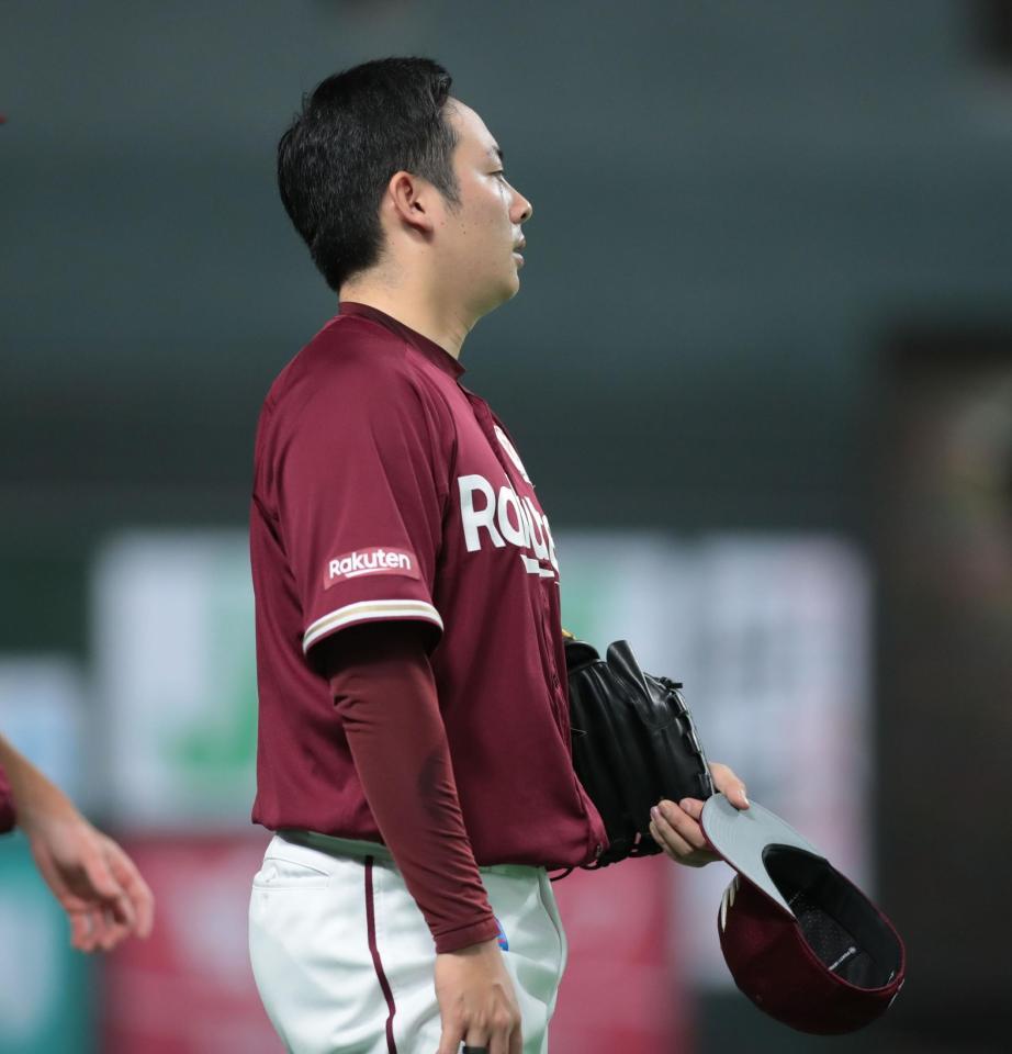 　１０回、近藤にサヨナラ打を打たれ、がっくりする松井裕（撮影・中島達哉）