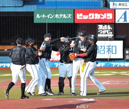 完全試合を達成し、レアード（右から４人目）らナインに手荒く祝福される佐々木朗（同２人目）＝撮影・出月俊成