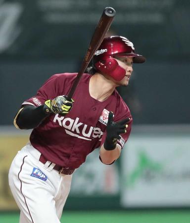 ７回、２点二塁打を放つ西川