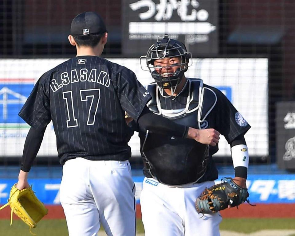 完全試合を達成した佐々木朗（１７）の元へ駆け寄る松川