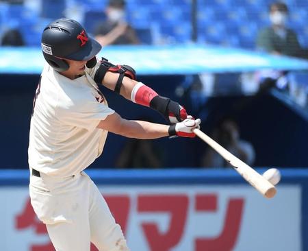 ９回日大２死一二塁、サヨナラ３ランを放つ日大・中尾勇介＝神宮球場（撮影・伊藤笙子）
