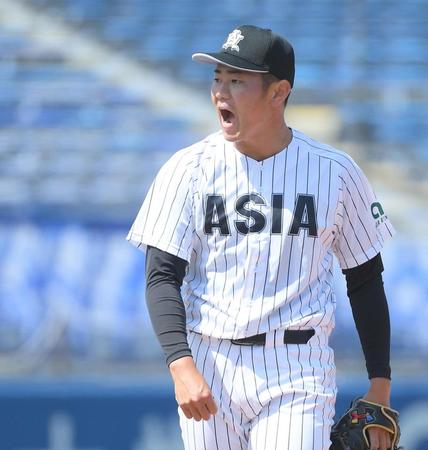 　１回、山本大輔を空振り三振に抑え、ほえる亜大・青山美夏人（撮影・伊藤笙子）