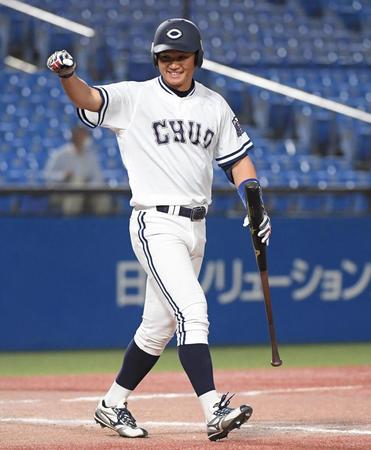 　延長１０回、同点となる押し出し四球を選び、ベンチに向かってガッツポーズの中大・森下翔太＝撮影・伊藤笙子