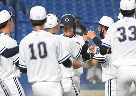 　延長１０回、タイブレークでサヨナラのホームを踏み、ナインに出迎えられる中大・齋藤未来也（中央）＝撮影・伊藤笙子