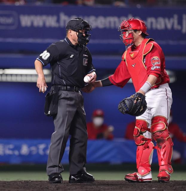 球審が受難　４度もボールが直撃　谷繁氏も心配「体がもたないですよ」