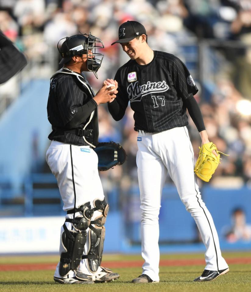 　完全試合を達成し松川（左）からウイニングボールを受け取った佐々木朗＝４月１０日