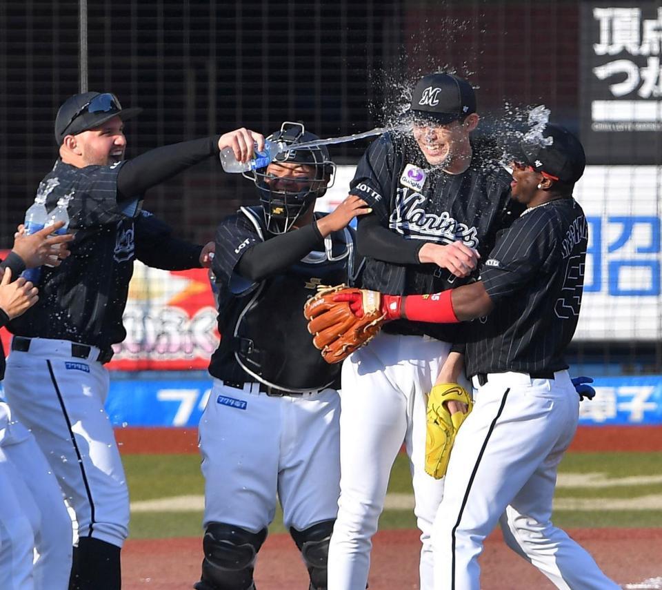 　完全試合を達成し、レアードから手荒く祝福される佐々木朗（右から２人目）＝４月１０日